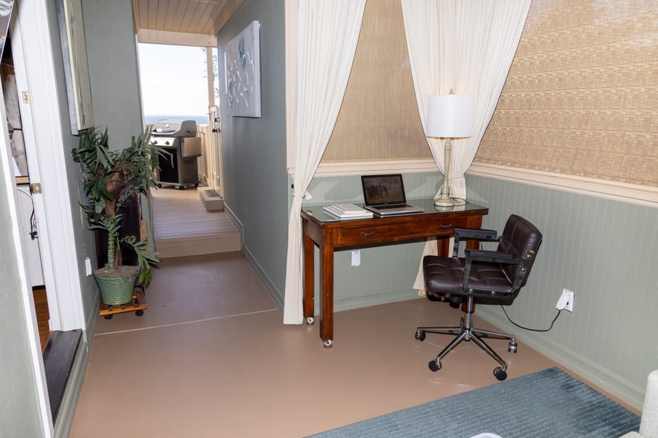 Great workstation space. 