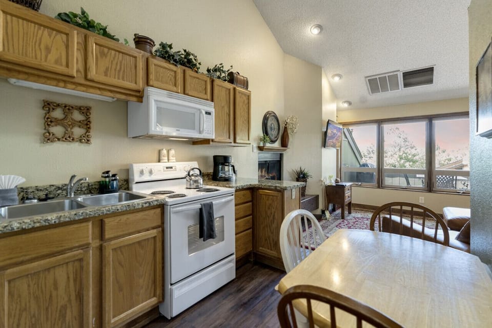 Kitchen/Dining area