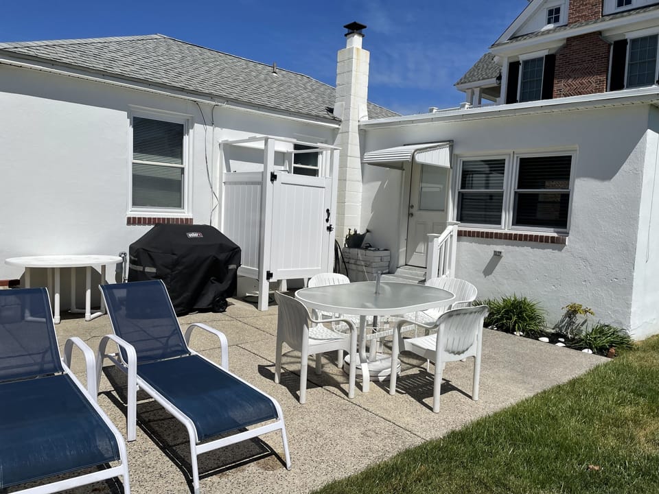 Lounges, Natural gas BBQ, table with umbrella and outdoor shower
