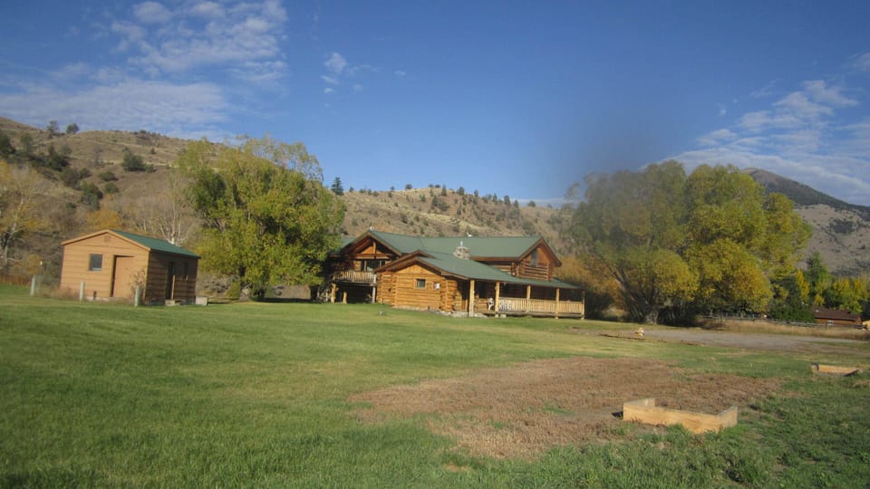 Side view of the lodge, yard and horseshoe pits.