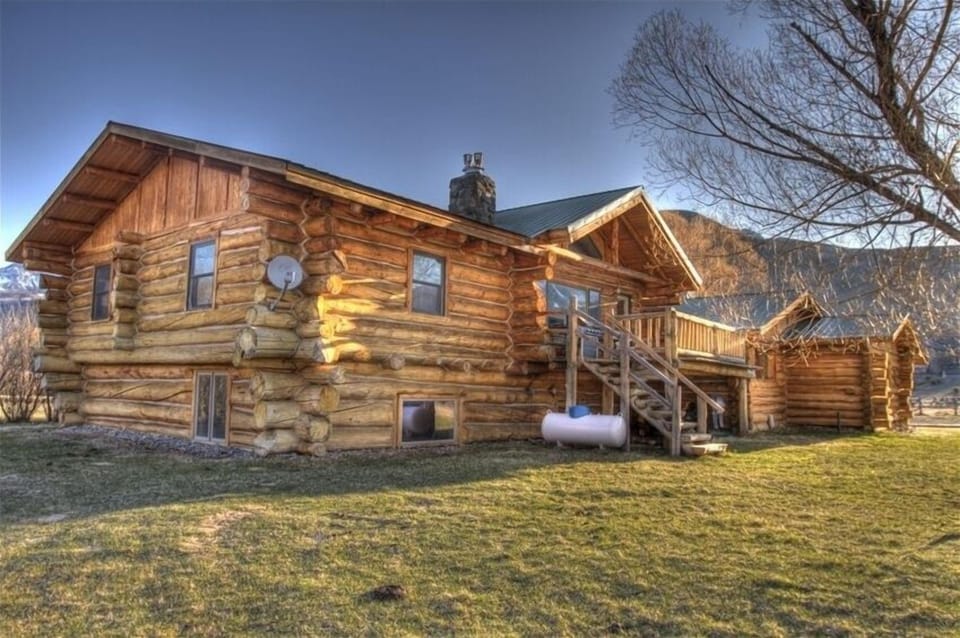 Side view of the lodge.
