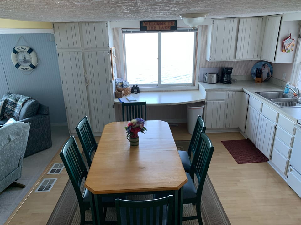 Kitchen, dining table