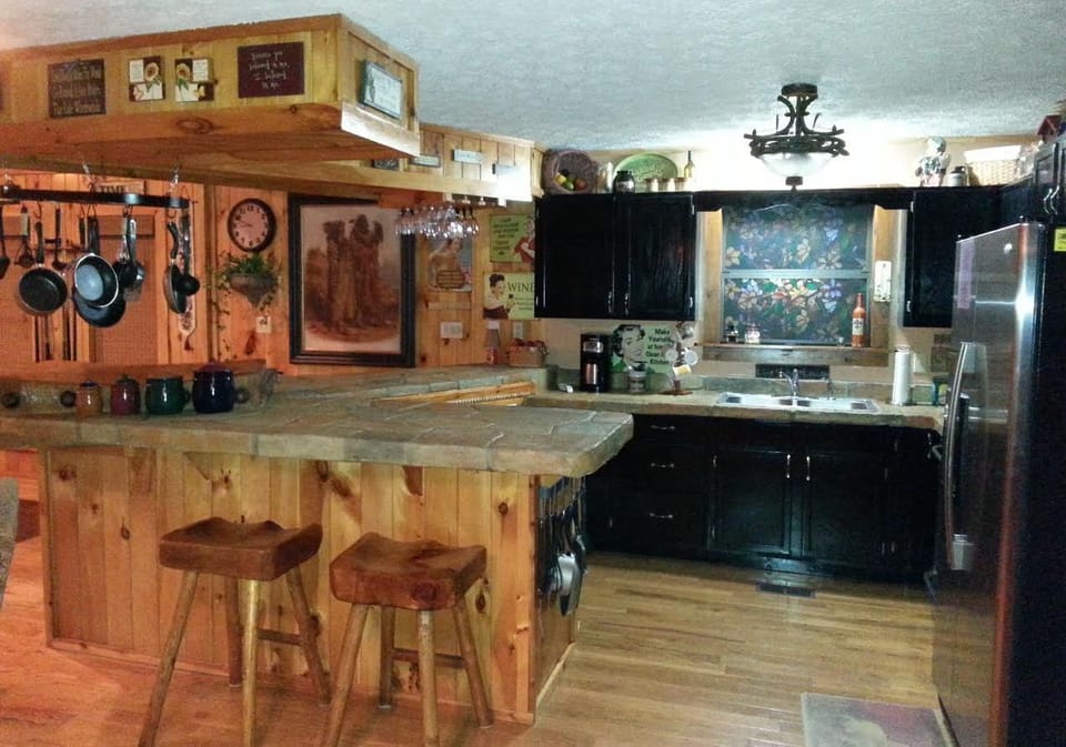 Large fully-equipped kitchen-2 bars & 4 bar stools-stainless appliances