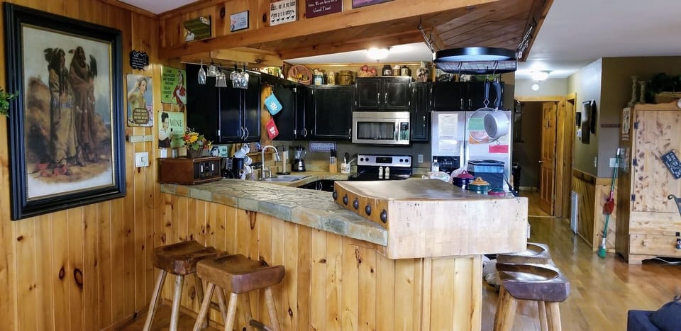 Fully equipped kitchen w/ 2 eating bars with 4 bar stools & also a dining table 