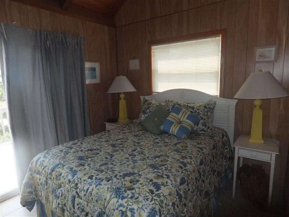 3rd floor bedroom with queen bed, access to deck and hot tub Sleeps 2