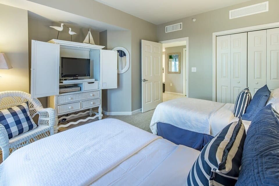 Guest Bedroom w/ Flat Screen TV
