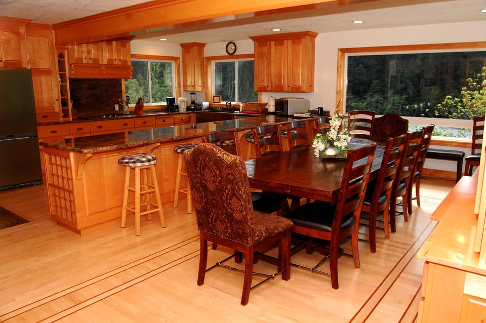 Kitchen and Dining for 16