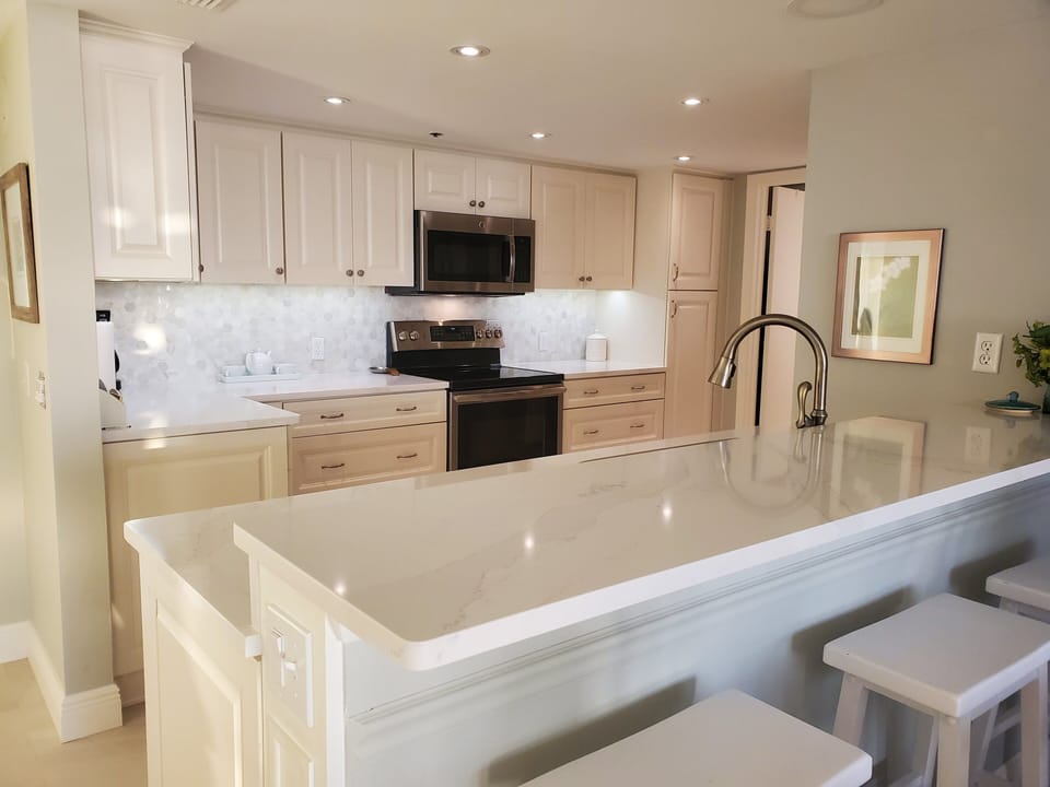 Large breakfast nook/bar with stools, allows everyone to gather and socialize.