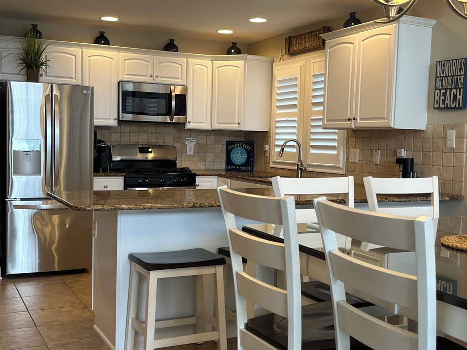 Middle floor - Kitchen
Seating for four at the island