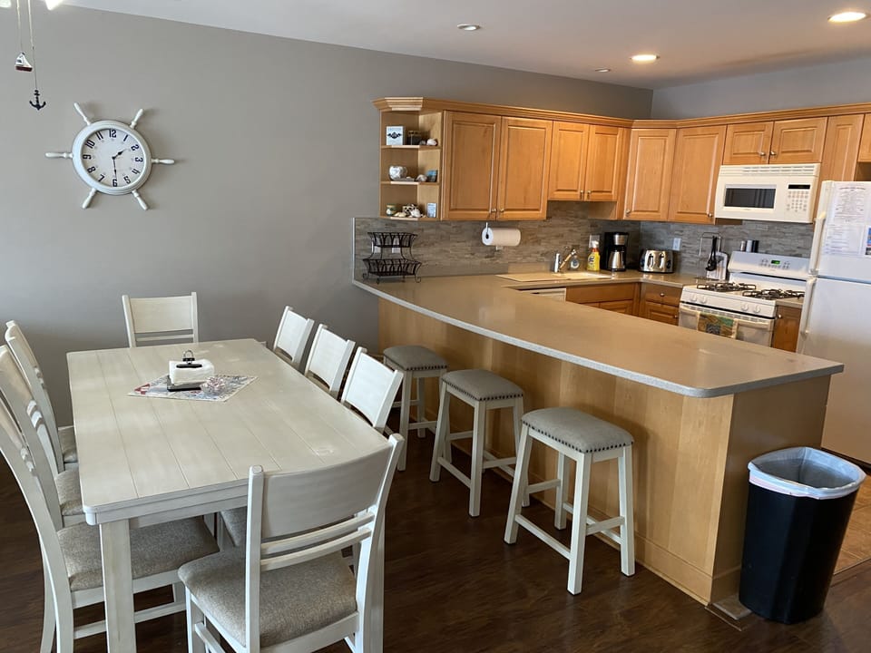 Dining kitchen area