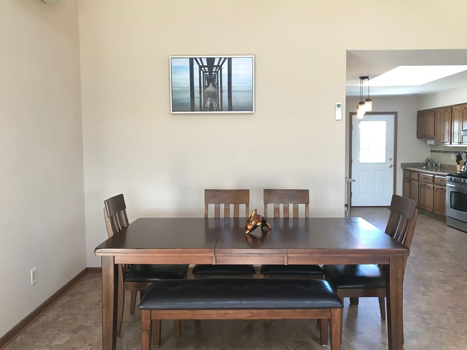 Dining Room Seats 6+