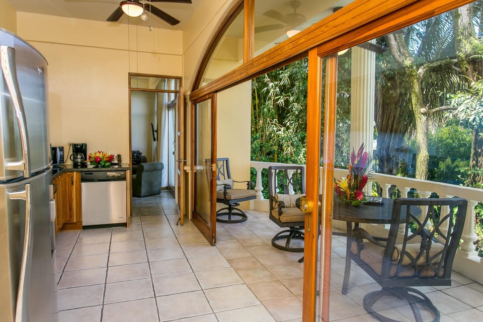 The kitchen communicates to the balcony