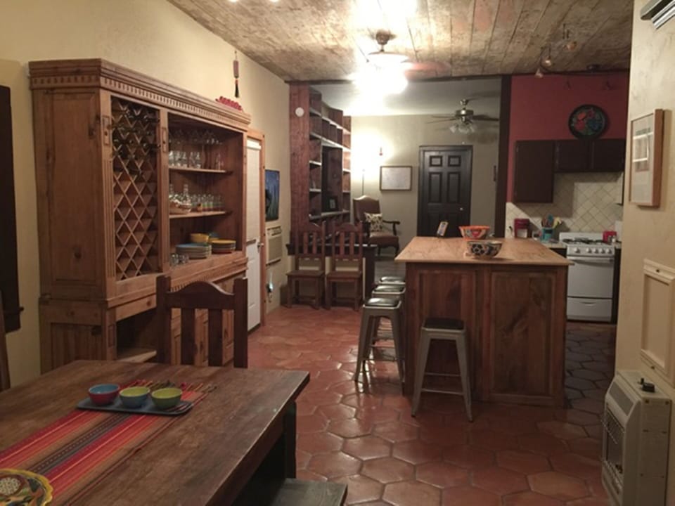 Open floorplan, full kitchen, large island with seating for 4