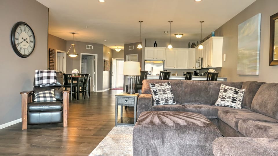 Large living room overlooking lake: leather reclining chair, very clean condo
