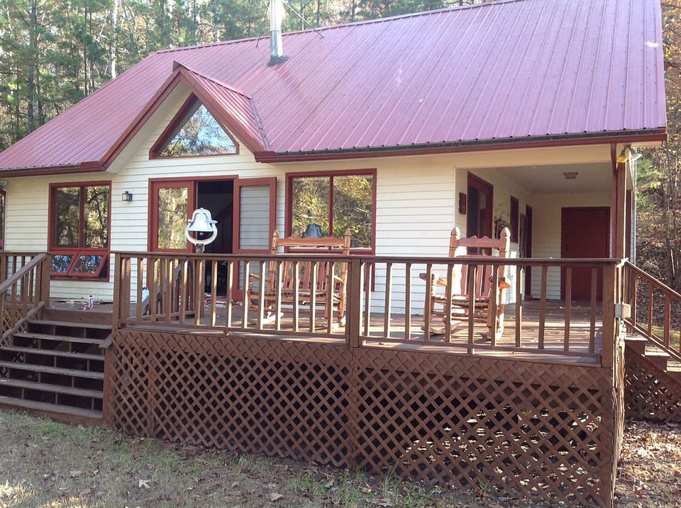 GREAT CABIN-LOTS OF DECK SPACE TO ENJOY THE VIEW: CREEK, WOODS, BLUFFS. WILDLIFE