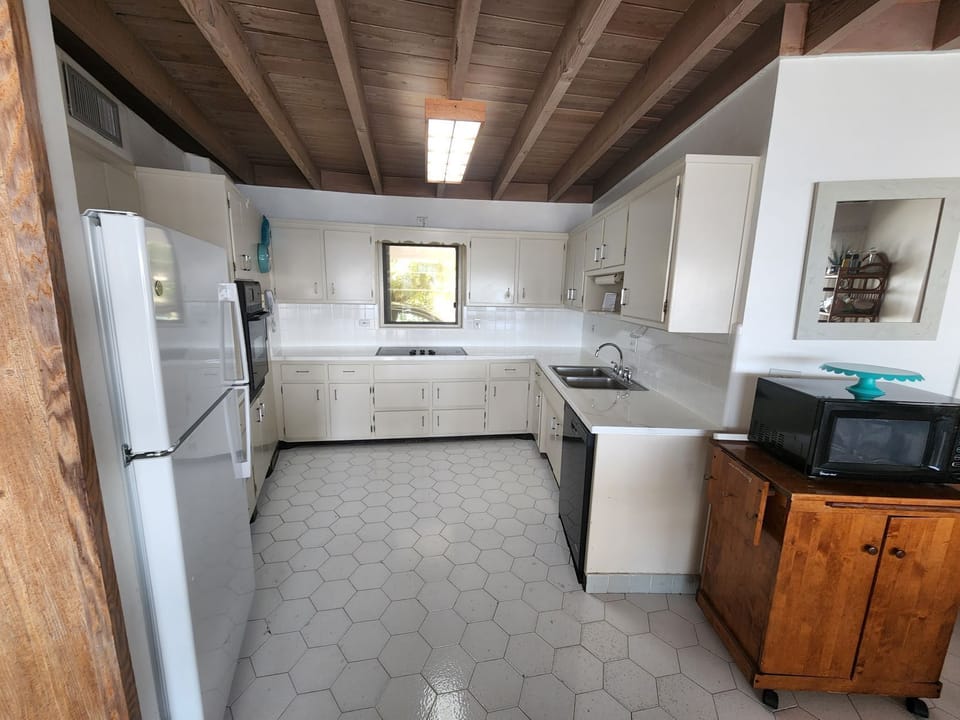 Well appointed kitchen, new countertops, please use cutting boards/trivets