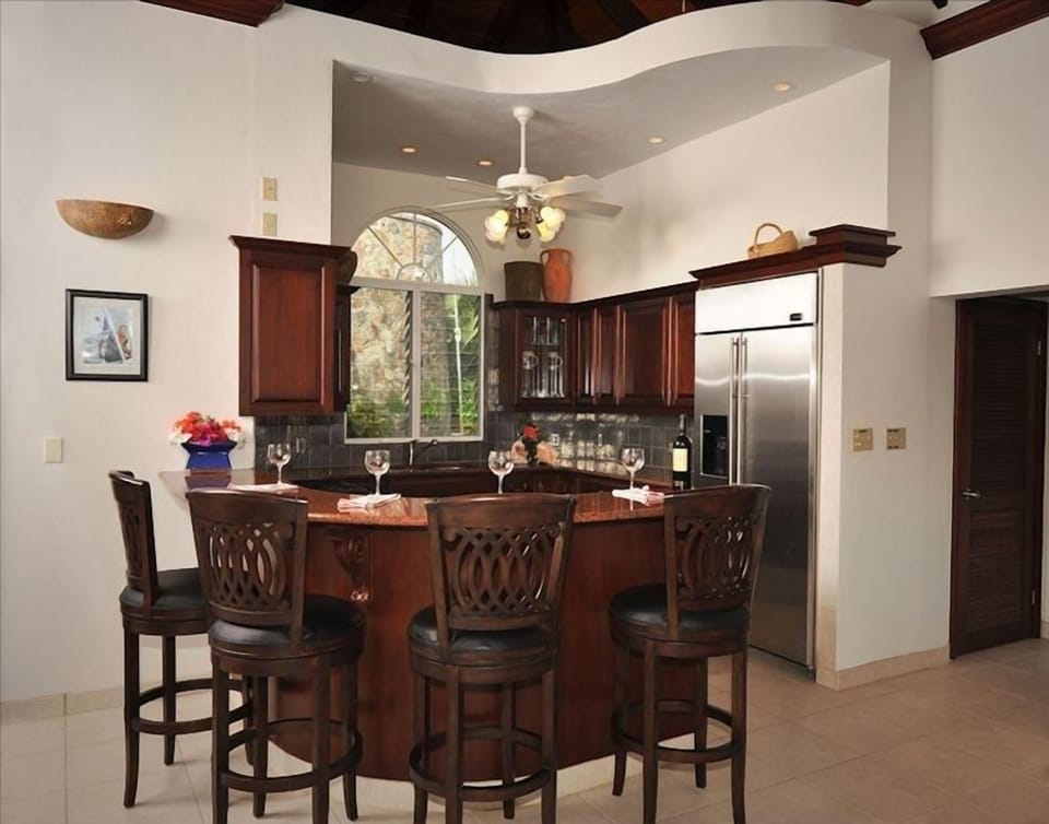 A comfortable breakfast bar for those quick meals before heading to the beach
