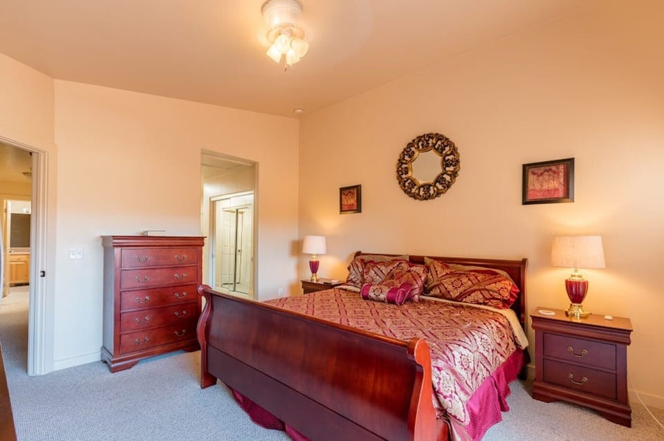 Master Bdrm: King Bdrm, high/cathedral ceiling, own master bathroom