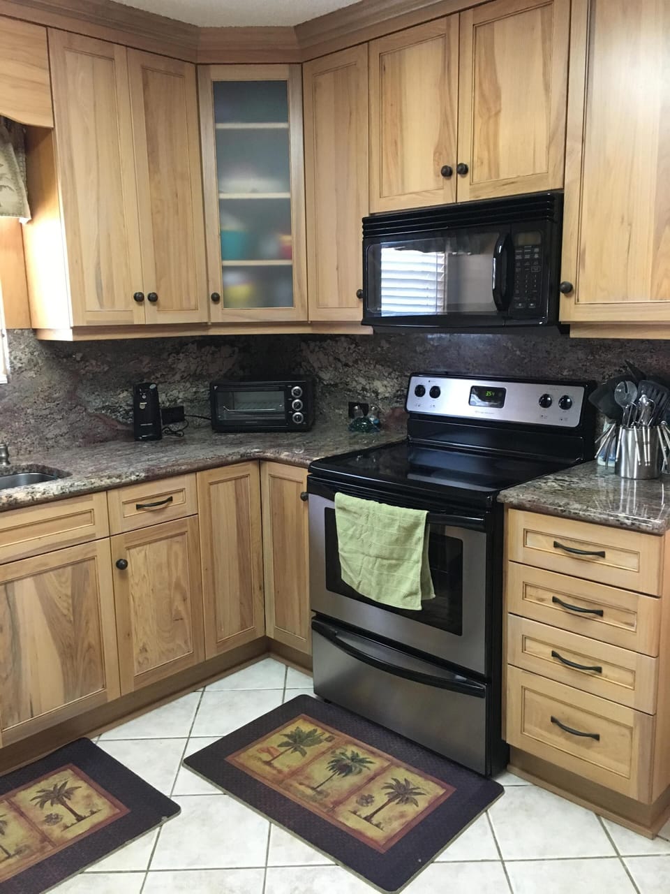 Kitche with granite countertops/dishwasher fully stocked everything you need 