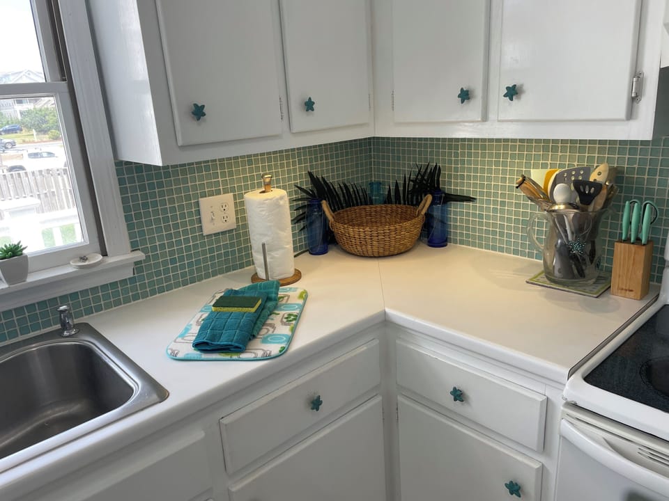 Kitchen Counter with Guest towels and matts