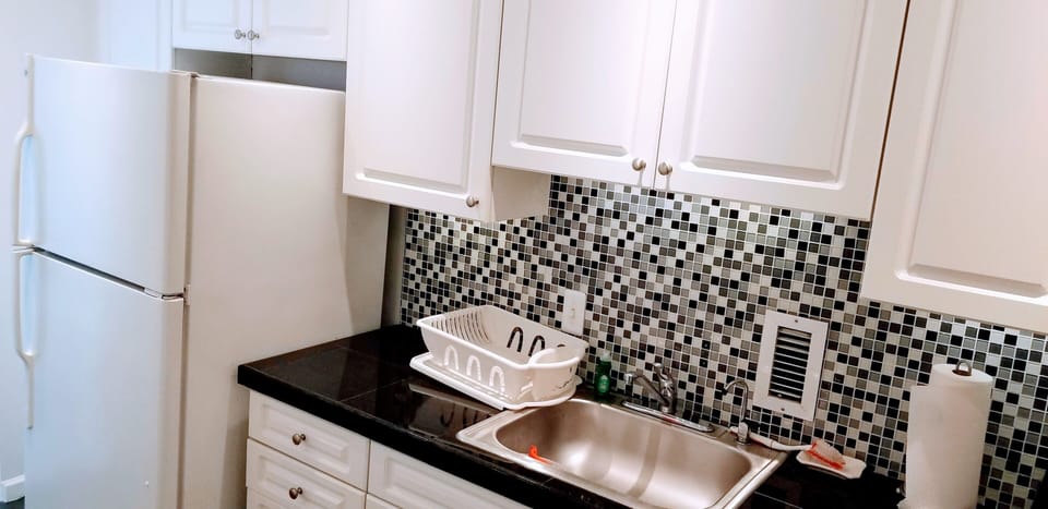Spacious full-kitchen