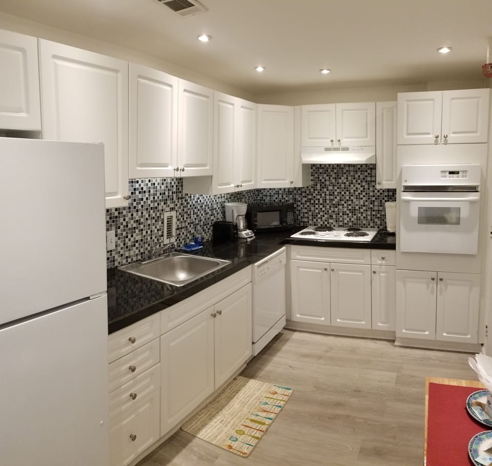 Spacious full-kitchen