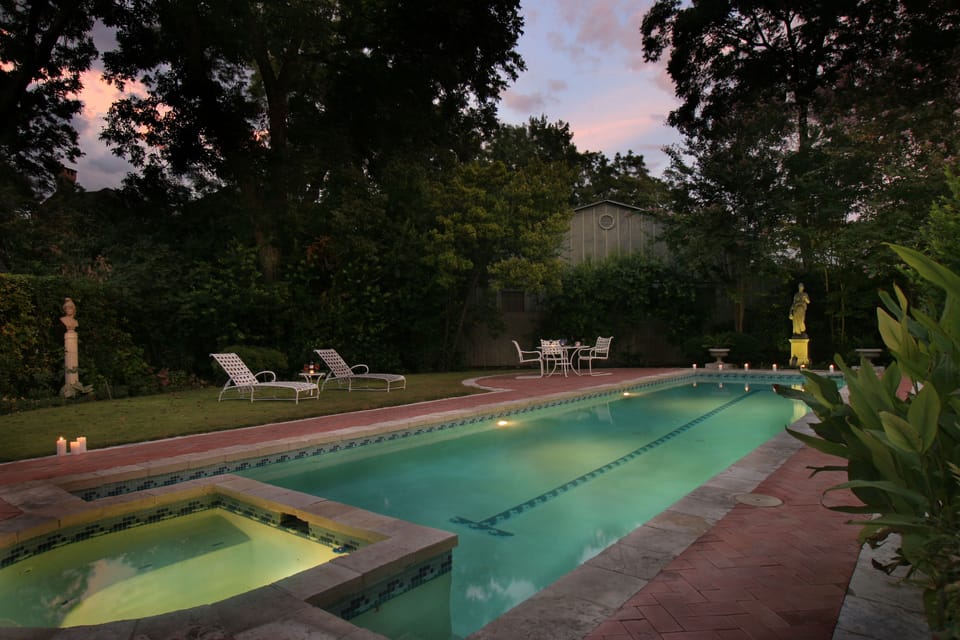Outdoor pool with heated spa, table and chairs, 2 chaises