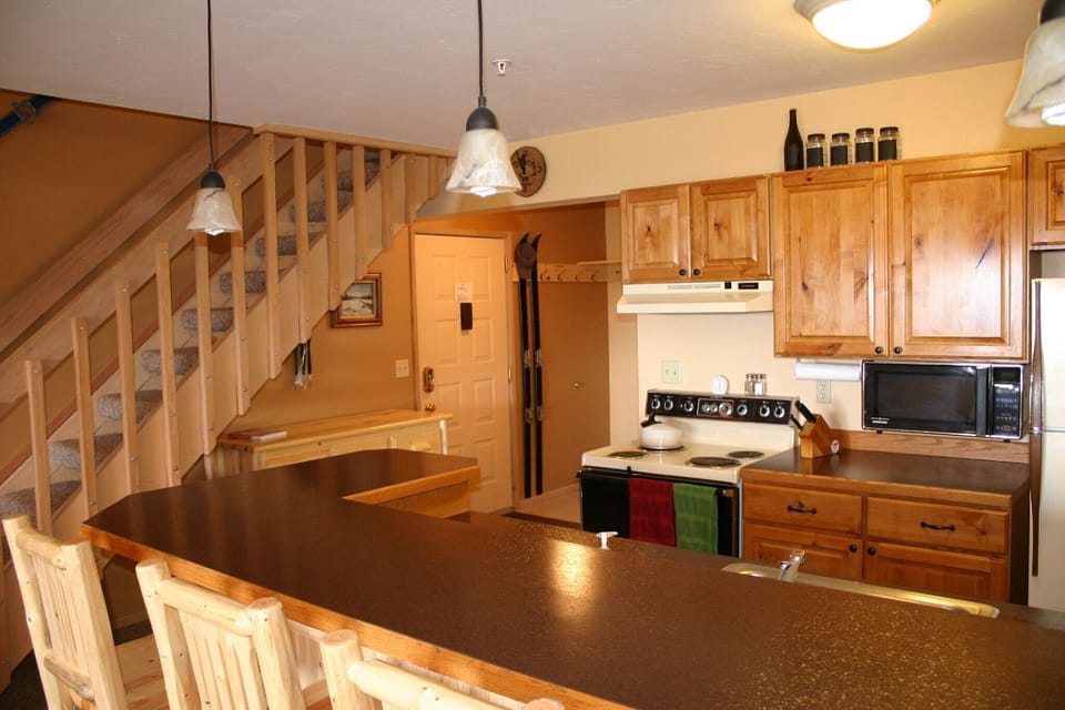 Kitchen & entry