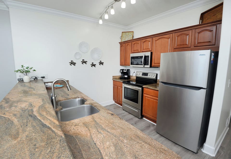 New appliances, dual coffee pot, and everything you need to make meals & drinks!