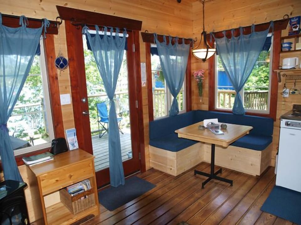 Lots of windows to let in natural light. Nook for meals or to read by the window 