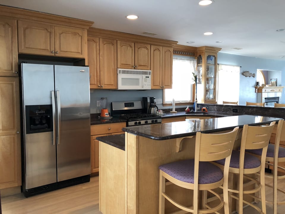 Gourmet kitchen with 8 seat granite bar W