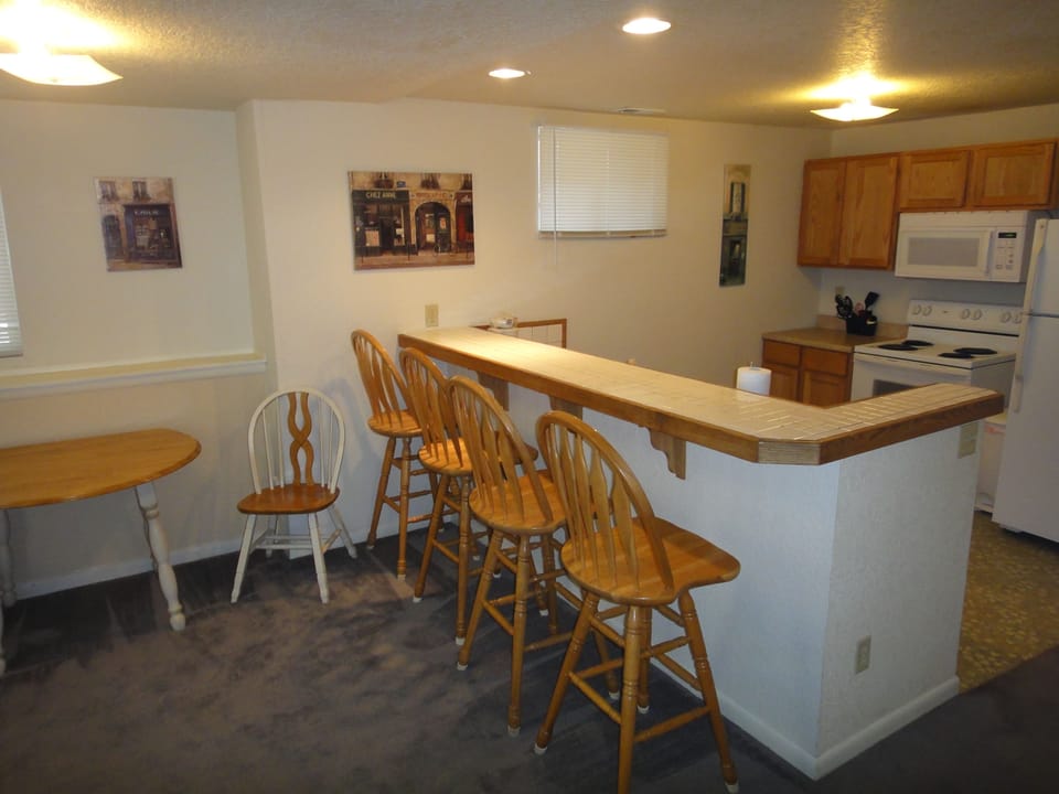 Kitchen and breakfast area