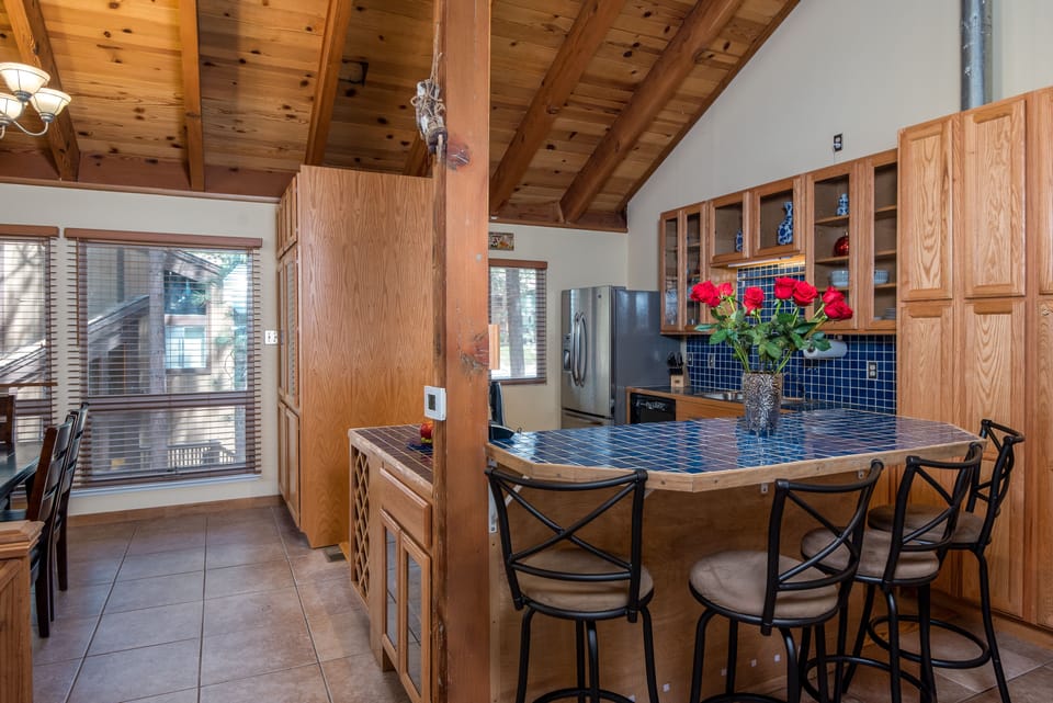 Kitchen counter with 4 bar chairs