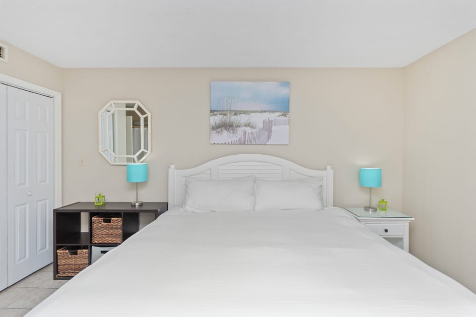 Spacious & Serene: Large Rooms, King Bed, Big Balcony, Peaceful Beach Apartment in Myrtle Beach