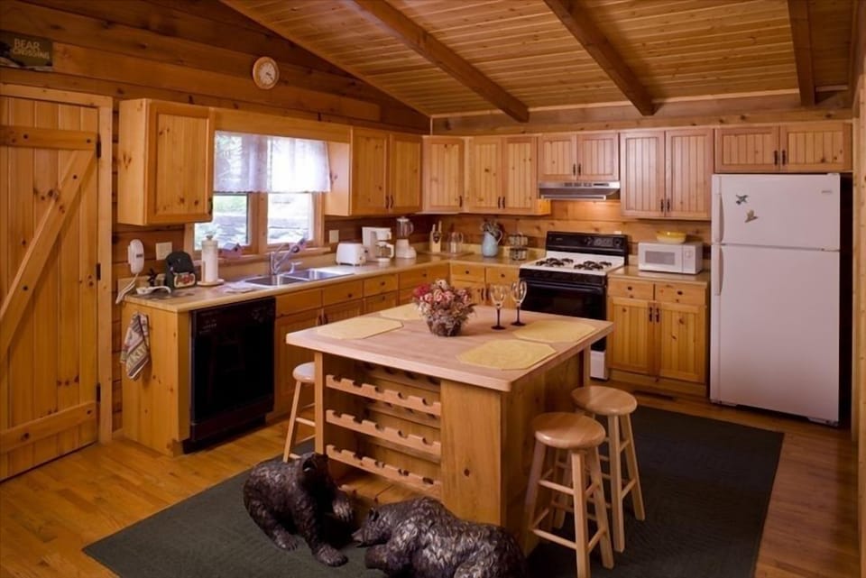 Pic before new 5/15 KitchenAid appliances. Stocked with everything you need!