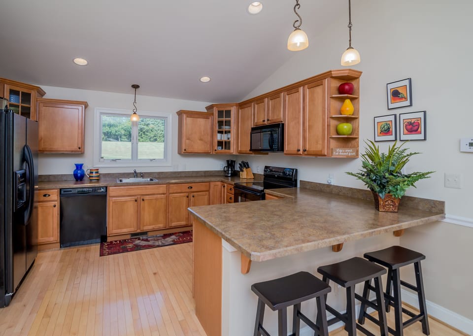 Full kitchen.