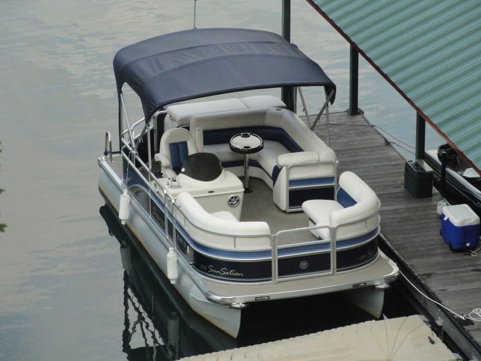 Pontoon boat for rent