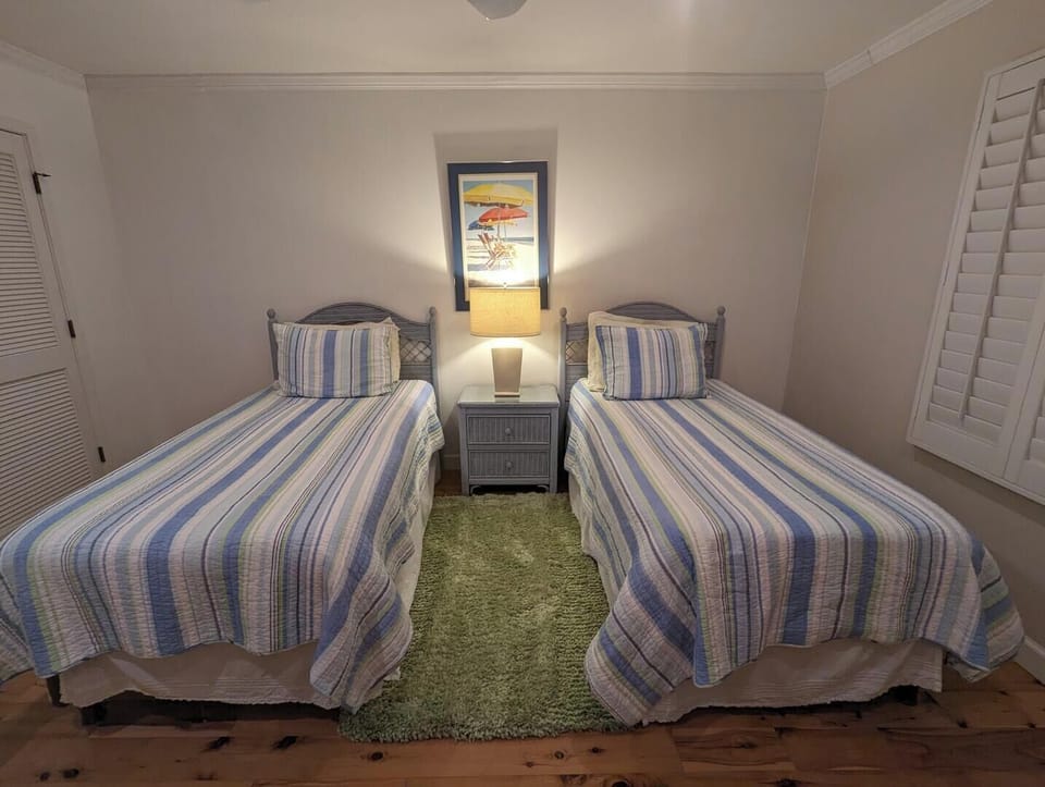 Main Level Bedroom, twin beds