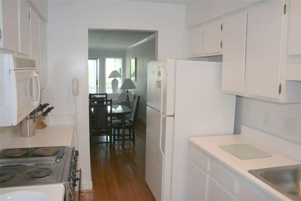 Kitchen and Den Area. Kitchen is well equipped.