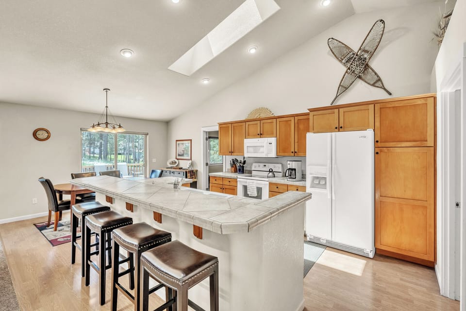 Kitchen w bar seating