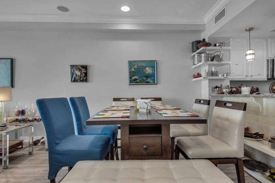 Dining room seating for 8 people
