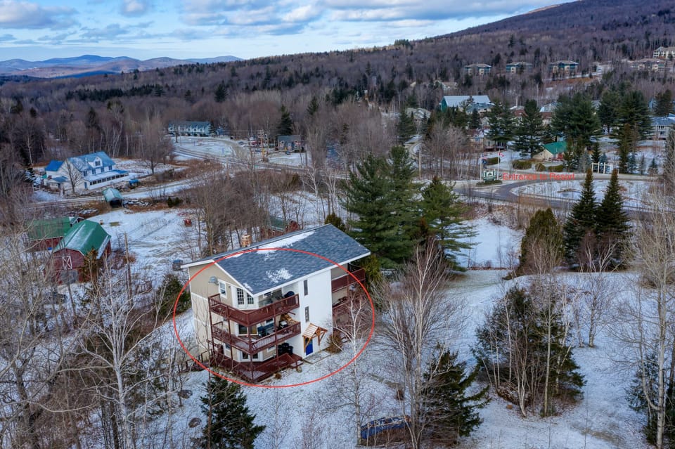 Building circled in red and resort entrance at the end of the driveway
