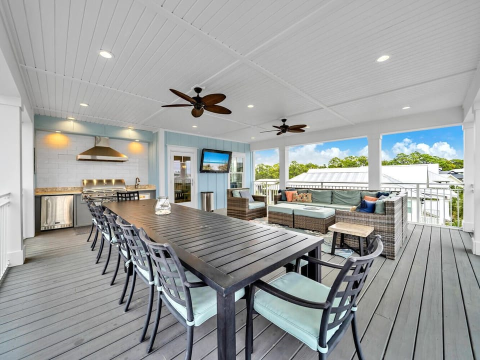 Outdoor luxury living in the rooftops w/ beautiful views of palm lined streets!