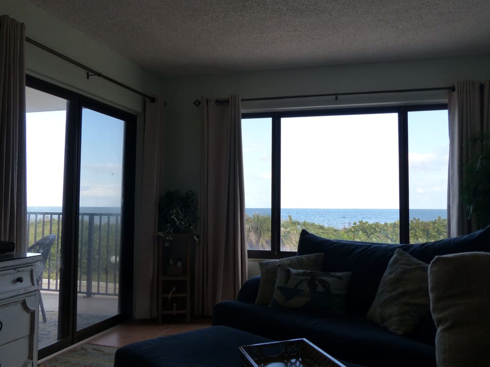 Direct Ocean view from your Living Room!
