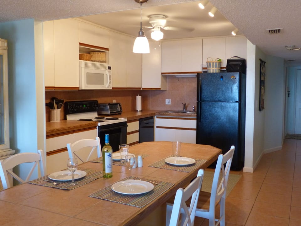 Full Kitchen/Dining Area
