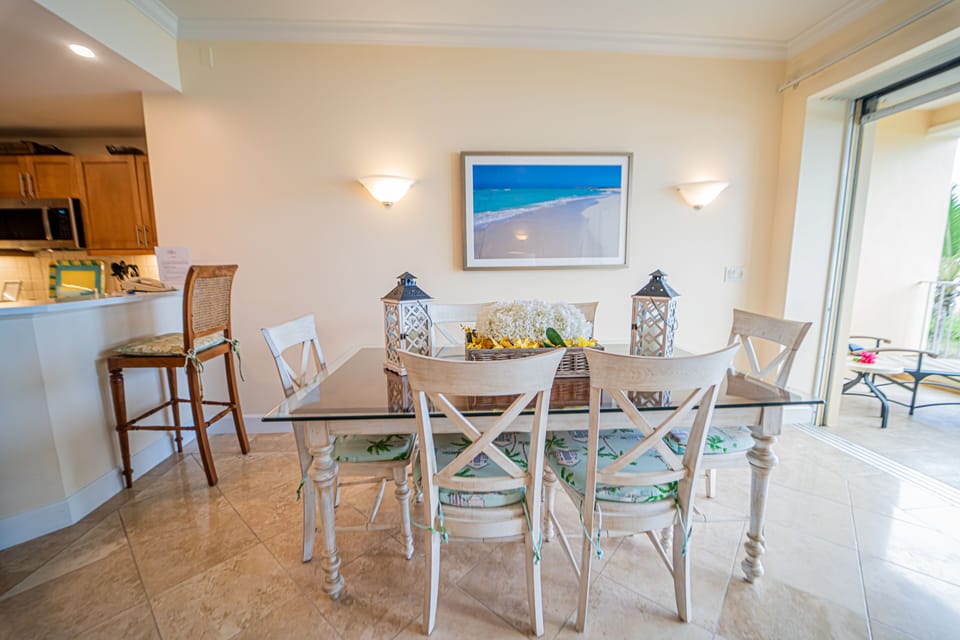 Dining for 6 with a view of the ocean