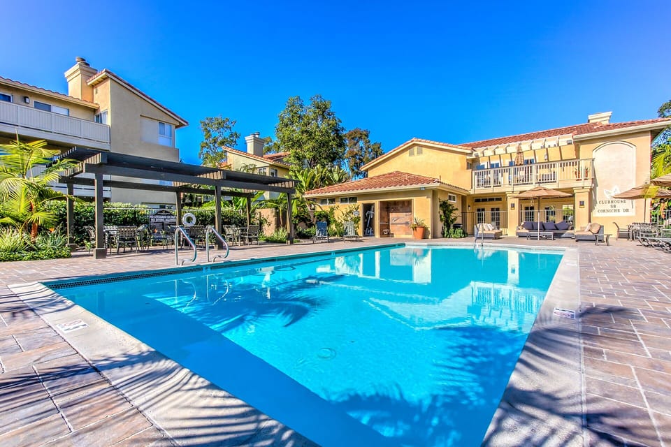 Heated pool/jacuzzi/picnic tables Workout room here. Always hot STR1 4 0115