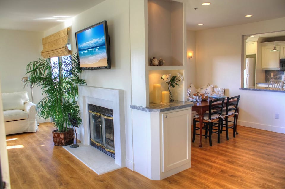 Full ocean view from living room, dining room, kitchen, master bedroom #14-0115
