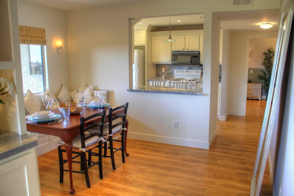 Lots of Sun, and lots of elbow room!Marble top passthrough
STR14-0115