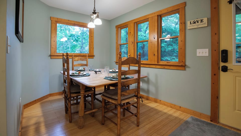 Dining area seats 4